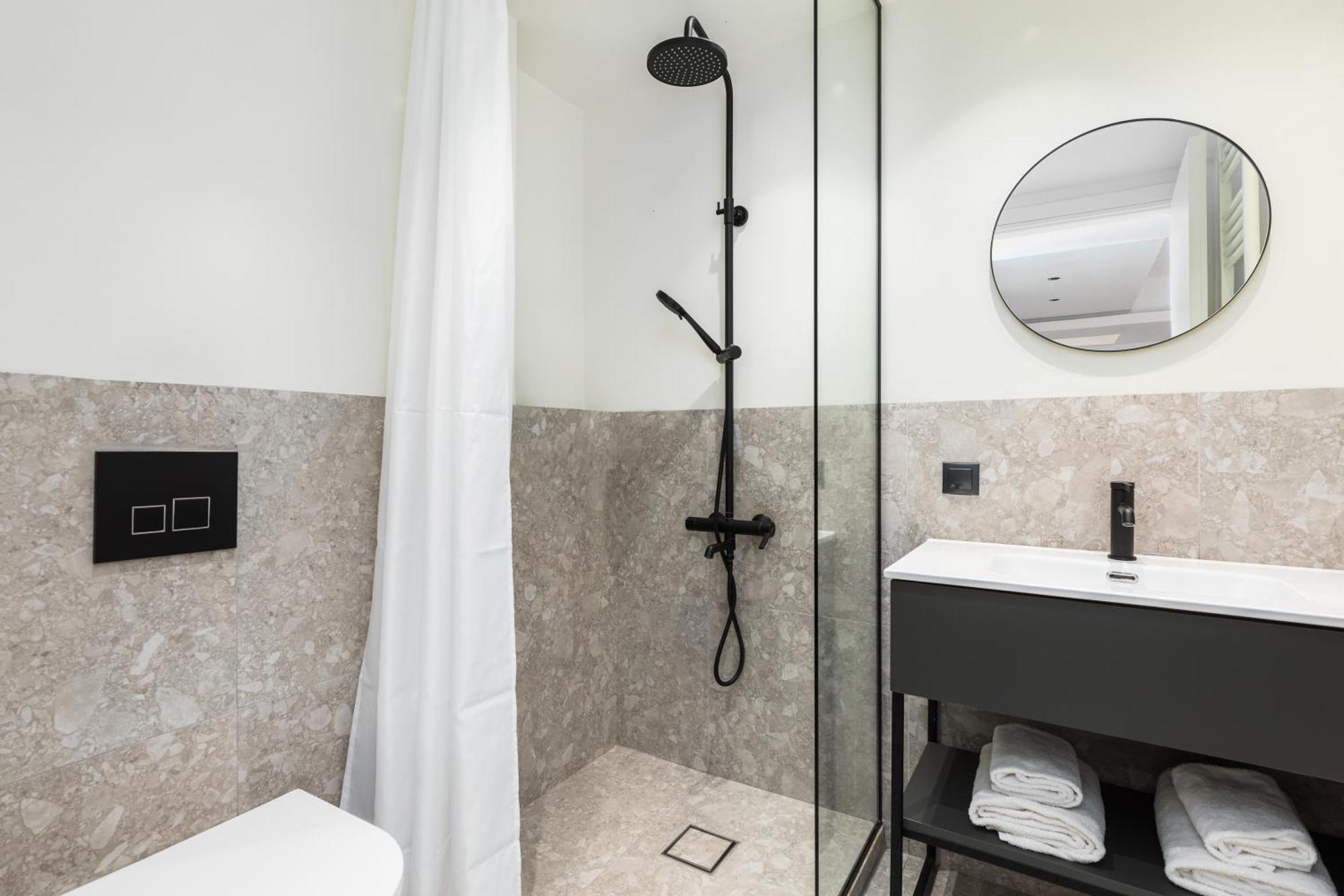 Celine By Halu!, Spacious Apartments Next To Business Hub เทสซาโลนิกิ ภายนอก รูปภาพ