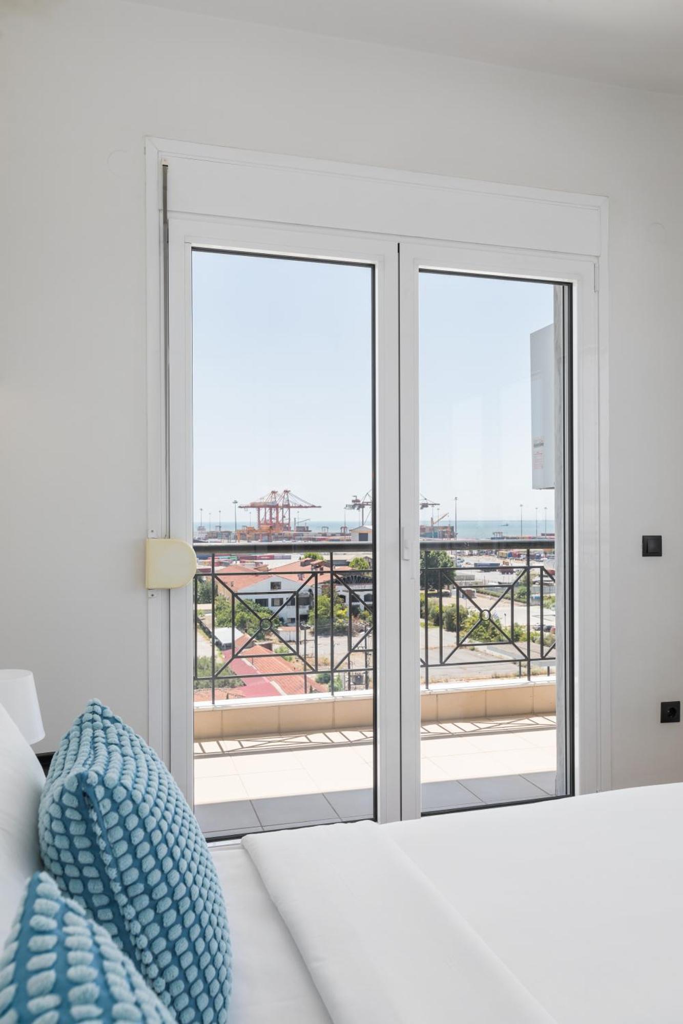 Celine By Halu!, Spacious Apartments Next To Business Hub เทสซาโลนิกิ ภายนอก รูปภาพ